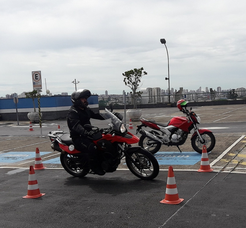 Preço Escola com Aula para Motociclistas de Direção Vila Sônia - Escola com Aula de Direção Preventiva para Moto