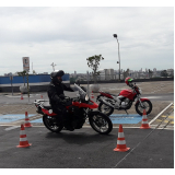 escola com aula para motociclistas de direção