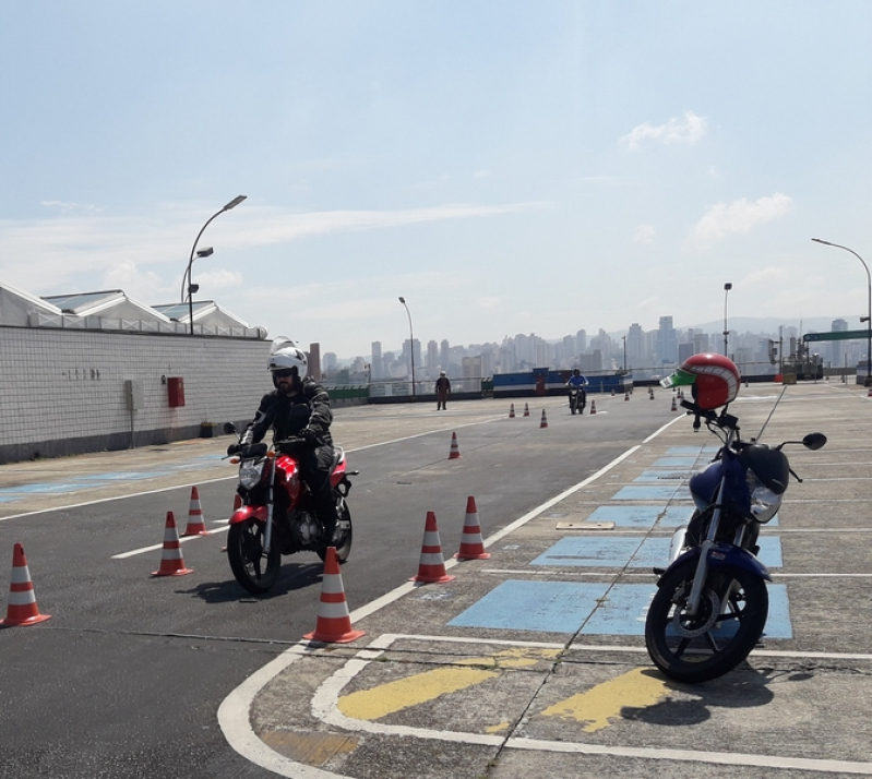 Valores Escola com Aula para Motociclistas de Direção Jardim das Acácias - Escola com Aula para Habilitados de Moto