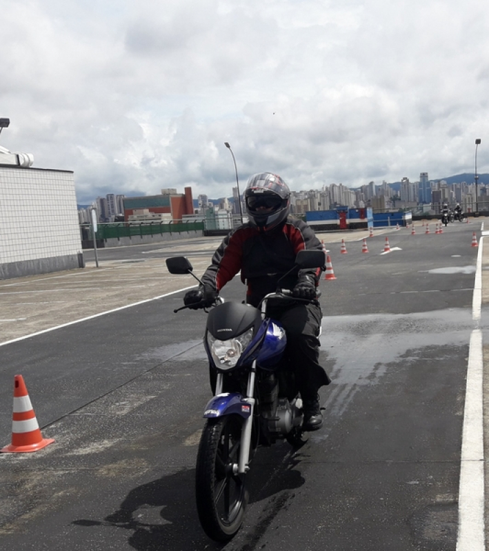 Contratação de Escola Treinamento de Direção Defensiva para Motociclista Socorro - Escola de Curso para Motociclistas de Direção