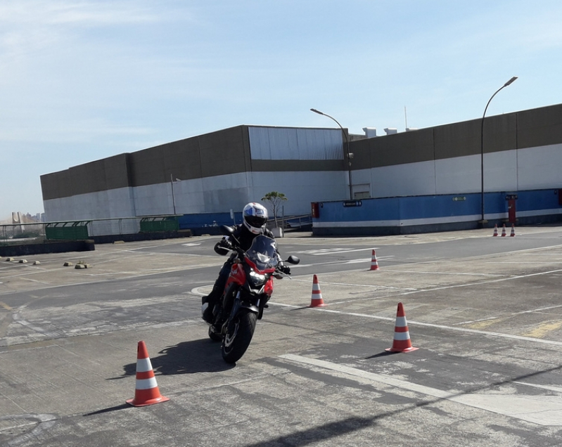 Escola com Aula de Direção Defensiva para Moto Penha - Escola com Aula de Direção para Motociclistas