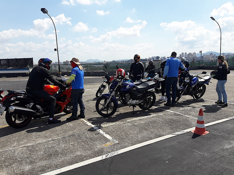 Mais Próxima Escola de Curso para Pilotar Scooters e Motonetas Vila Marcelo - Escola de Cursos de Pilotagem de Moto para Mulheres
