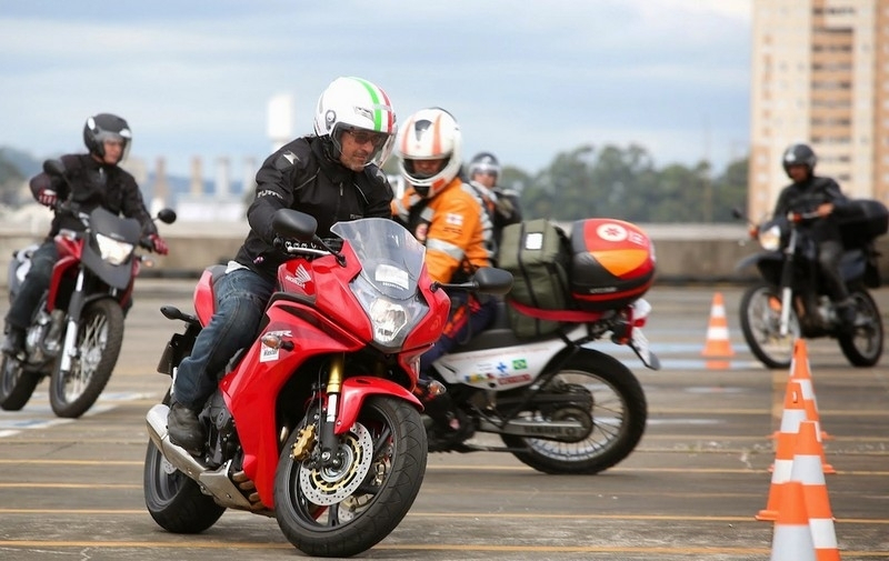 Onde Encontro Aula de Pilotagem Defensiva para Iniciantes Jardim São Luiz - Aula de Pilotagem de Moto