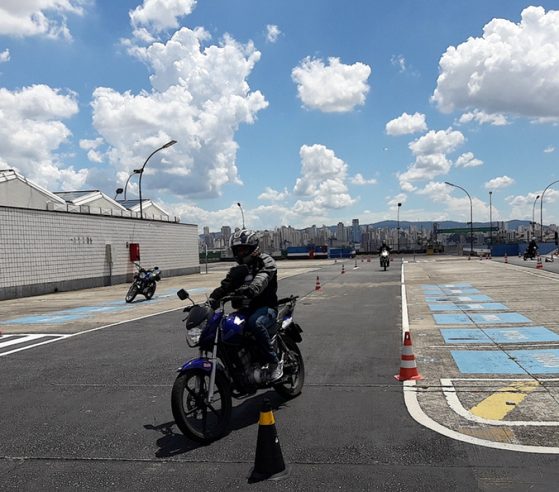 Preço Escola com Aula para Motociclistas de Direção Preventiva Embu Guaçú - Escola com Aula de Moto Iniciante