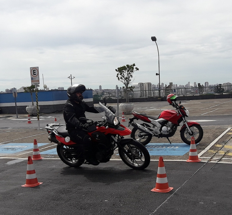 Preço Escola com Aula para Motociclistas de Direção Nossa Senhora do Ó - Escola com Aula para Motociclista Iniciante