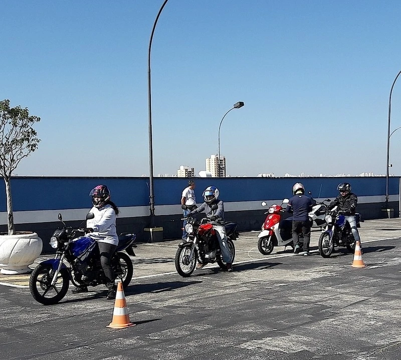 aula de pilotagem defensiva de moto