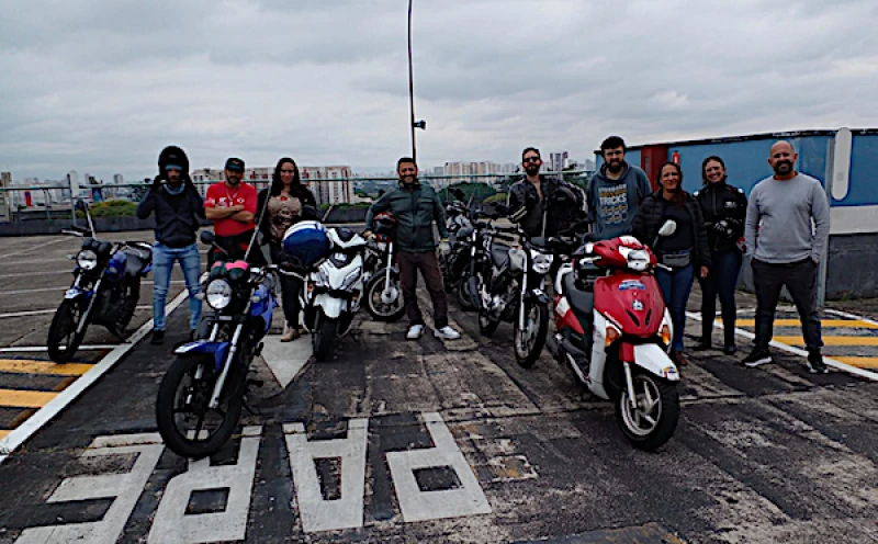 Mais Próxima Escola de Cursos de Pilotagem de Scooter para Mulheres Araras