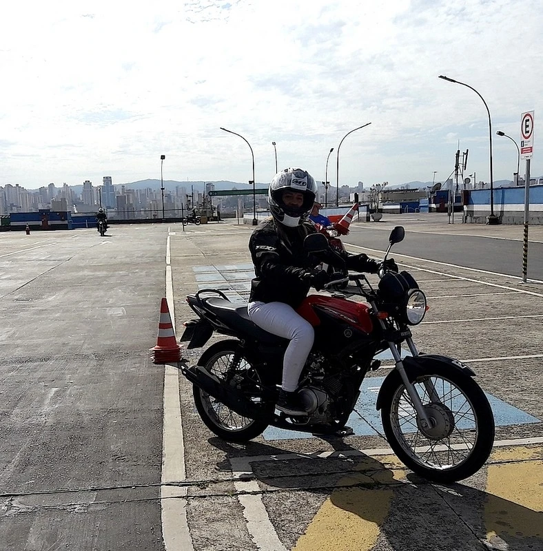 aula de segurança no trânsito de moto