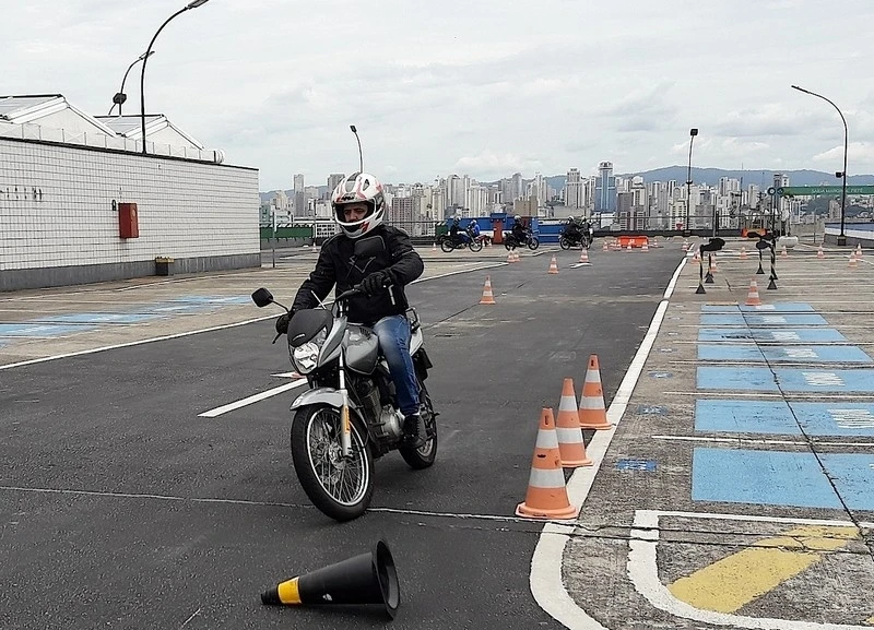 aula sobre segurança no trânsito de moto