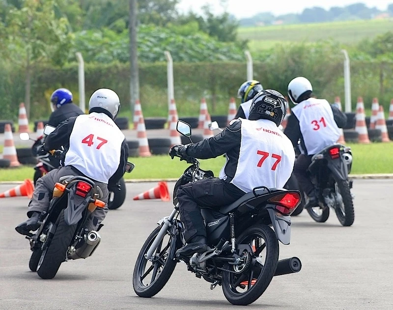 curso de pilotagem de scooters e motonetas