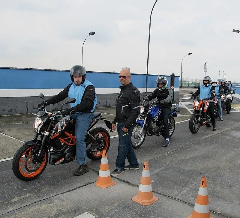 direção defensiva e preventiva para moto