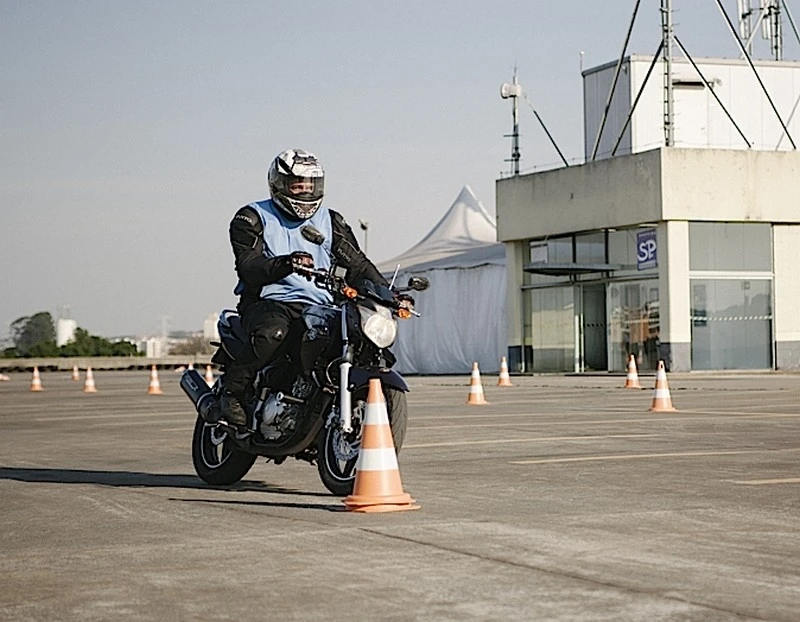 direção preventiva e defensiva para moto