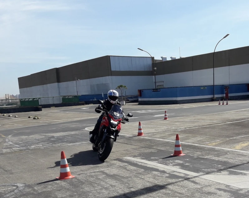 escola com aula de direção defensiva para moto