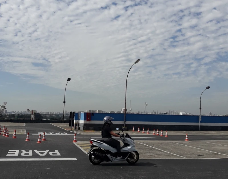 escola com aula de direção preventiva para moto