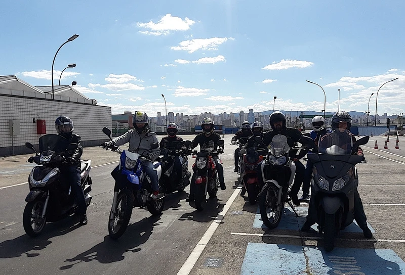 escola com aula de moto para iniciantes