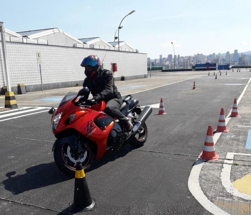escola com aula para dirigir moto