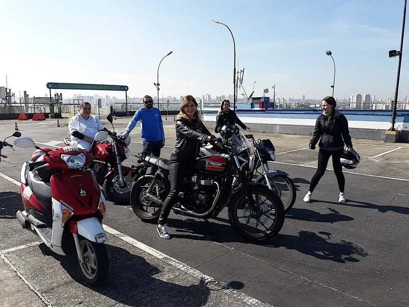 escola com aula para motociclista iniciante