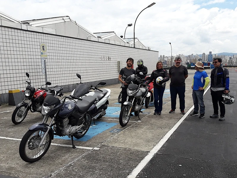 escola com aula para motociclistas de direção preventiva