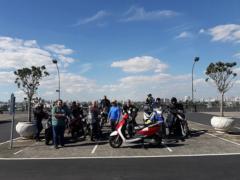 escola com aula para motociclistas de direção