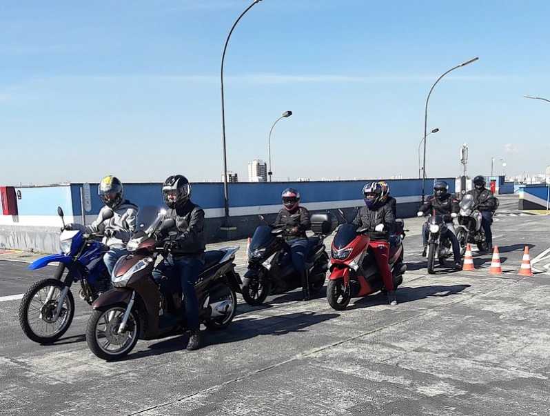 escola de curso de pilotagem defensiva para motociclistas