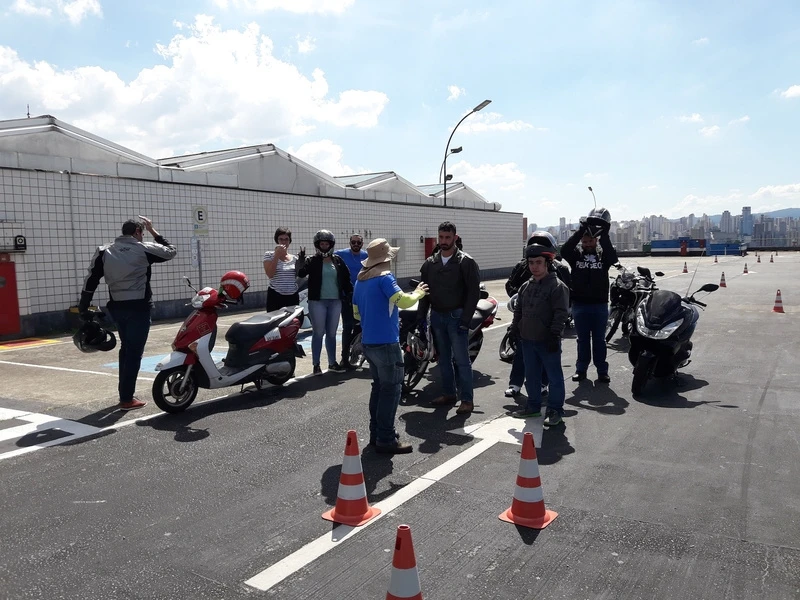escola de curso de pilotagem e direção defensiva