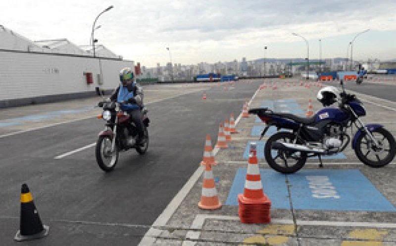 escola de moto para mulheres perto de mim